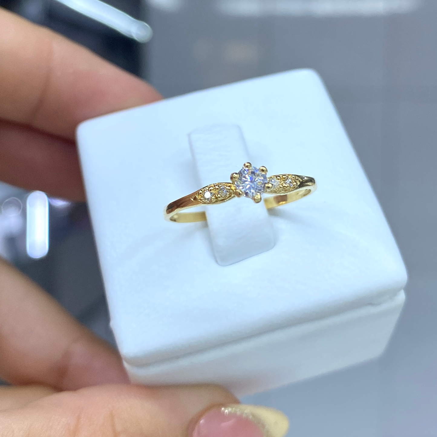 Anillo de Compromiso en Oro 18K con Zirconia Central / 1.10 gr