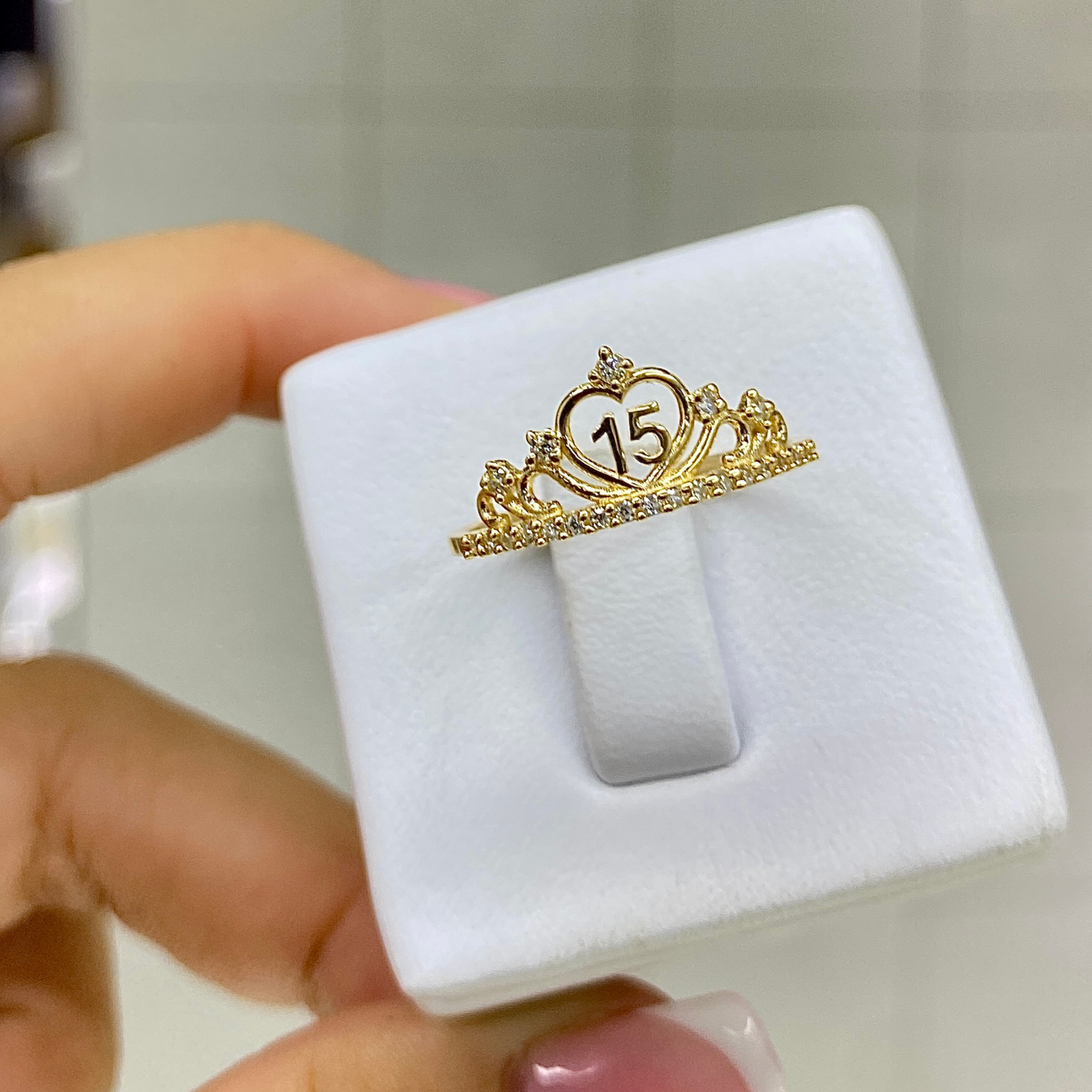 Anillo XV con corona y circon en oro 18K – Realeza y brillo