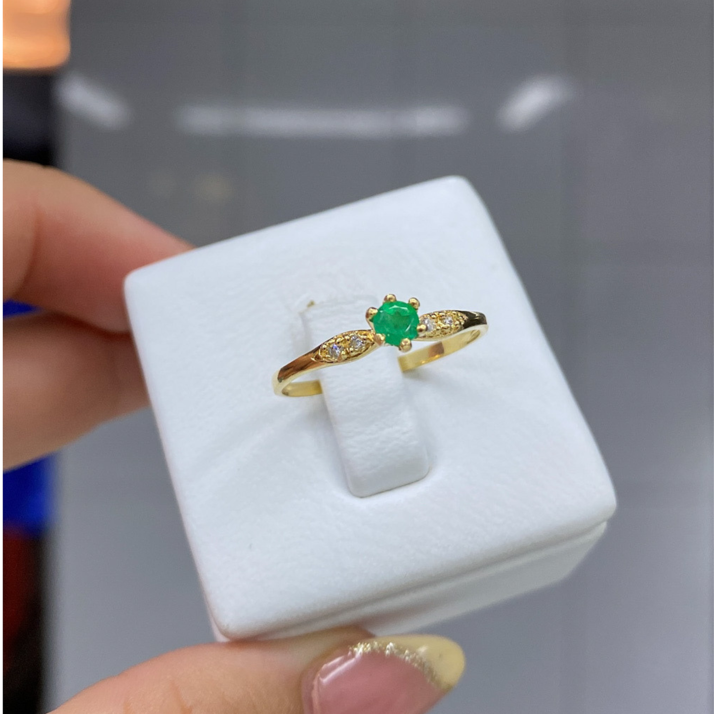 Anillo de Compromiso en Oro 18K con Esmeralda Central / 1.10 gr / 17 PTS