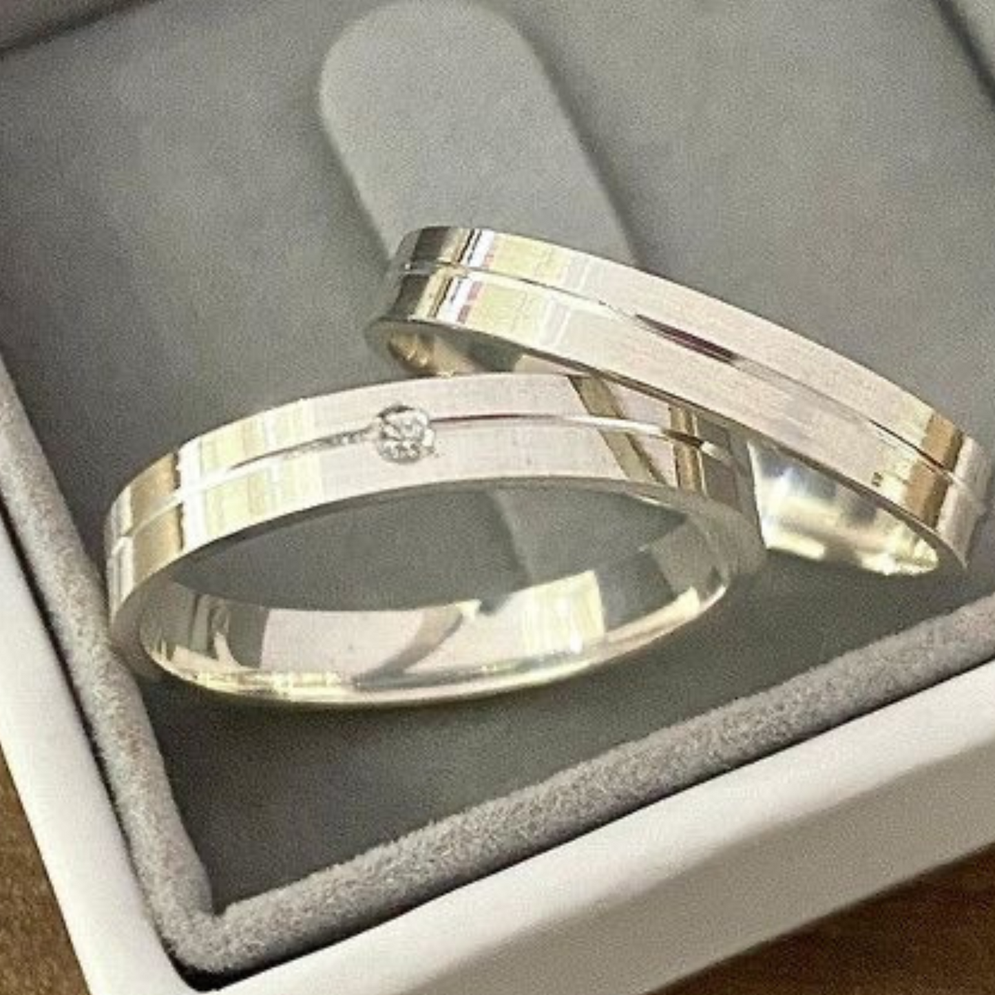 Argollas en Plata 925 con Circon Blanco– Grabado y Estuche Incluidos
