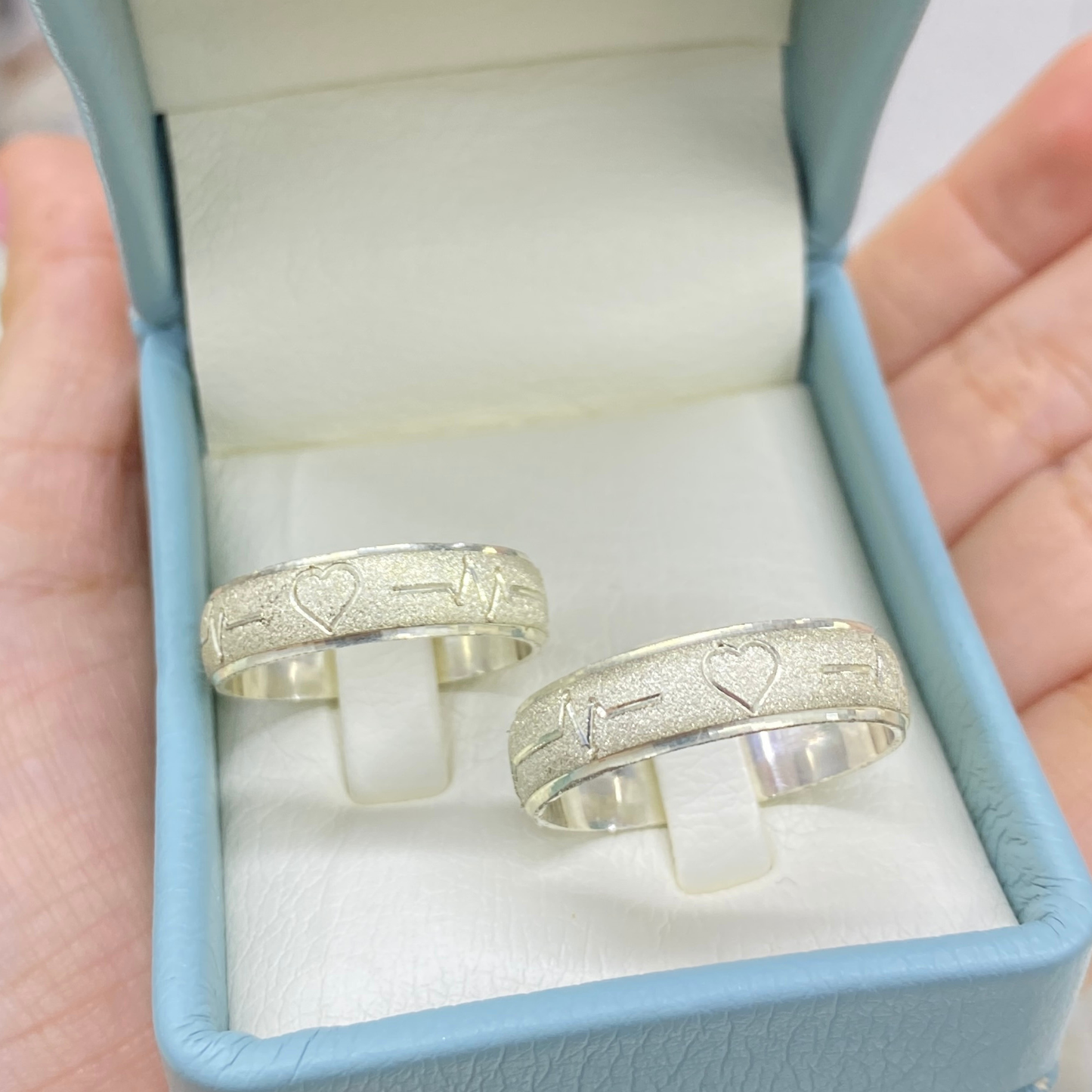 Argollas Corazón en Plata Ley 925 diamantada – Grabado y Estuche Incluidos