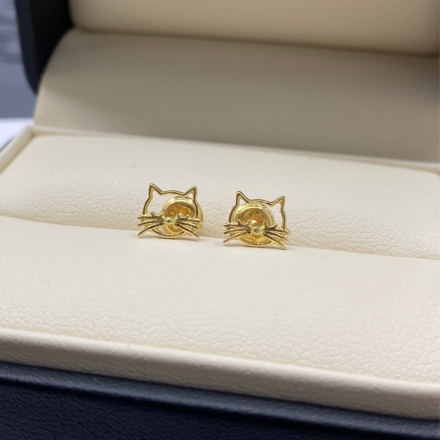 Topos Gatito Minimalista en Oro 18K