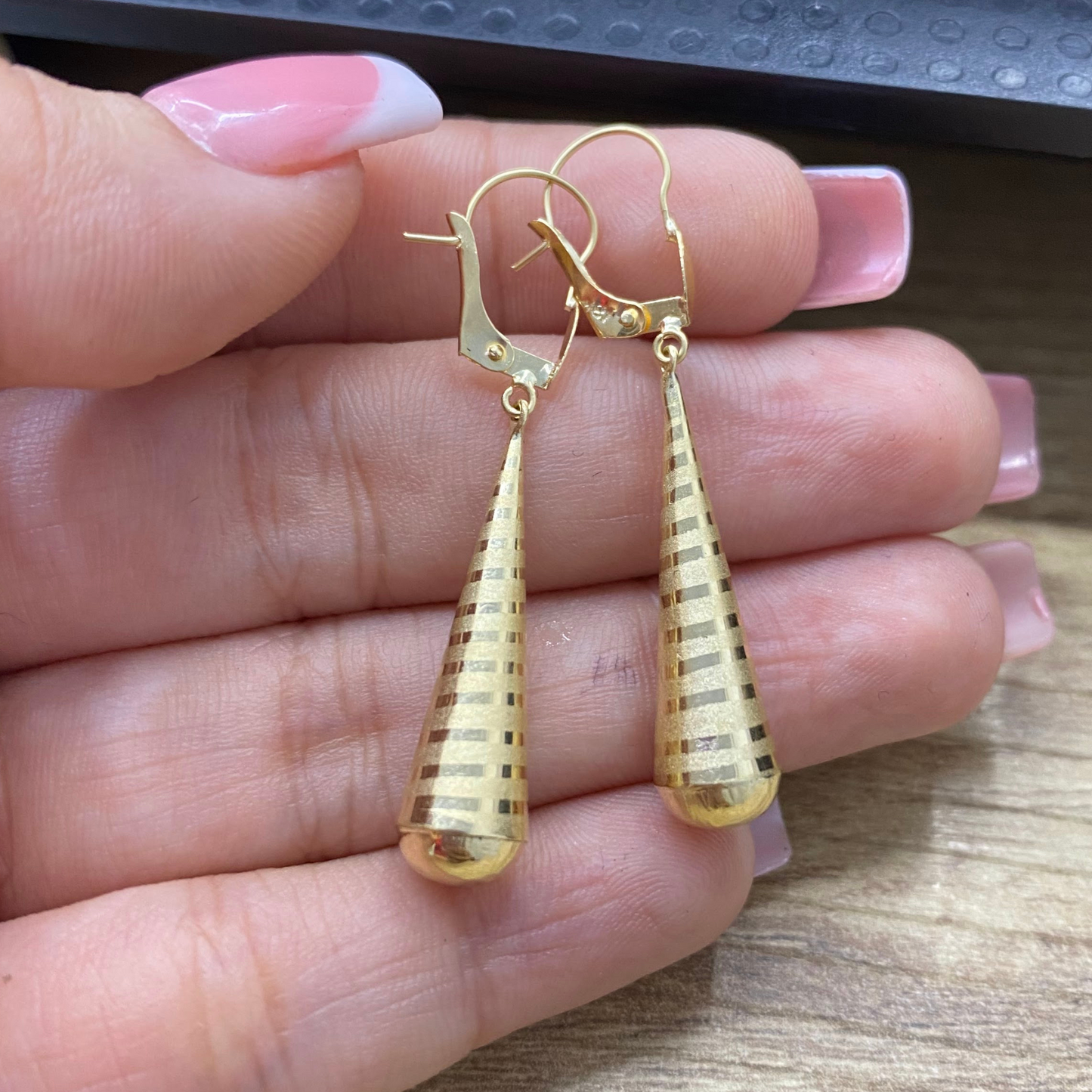 Aretes Lágrimas en oro 18K – Impacto y elegancia en cada detalle