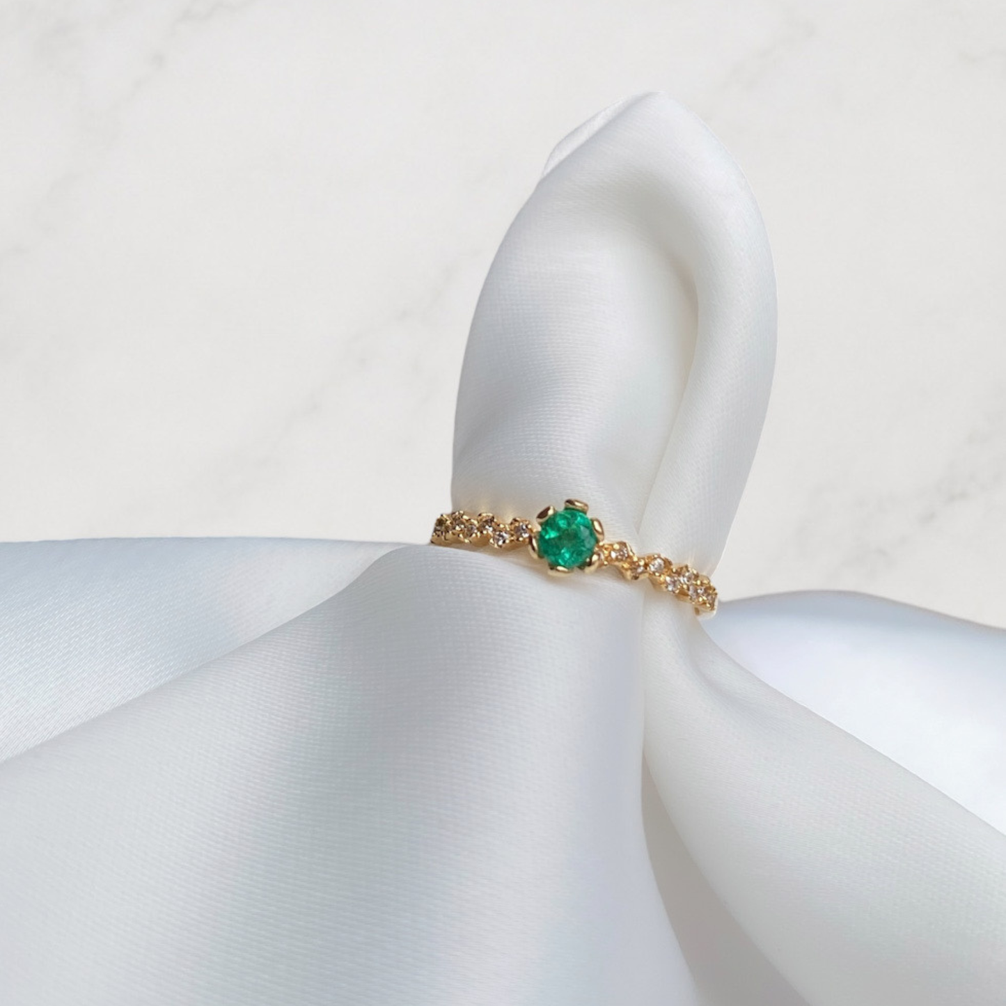 Anillo Oro 18K con Esmeralda Natural y Circones Brillantes / 1,5 gr