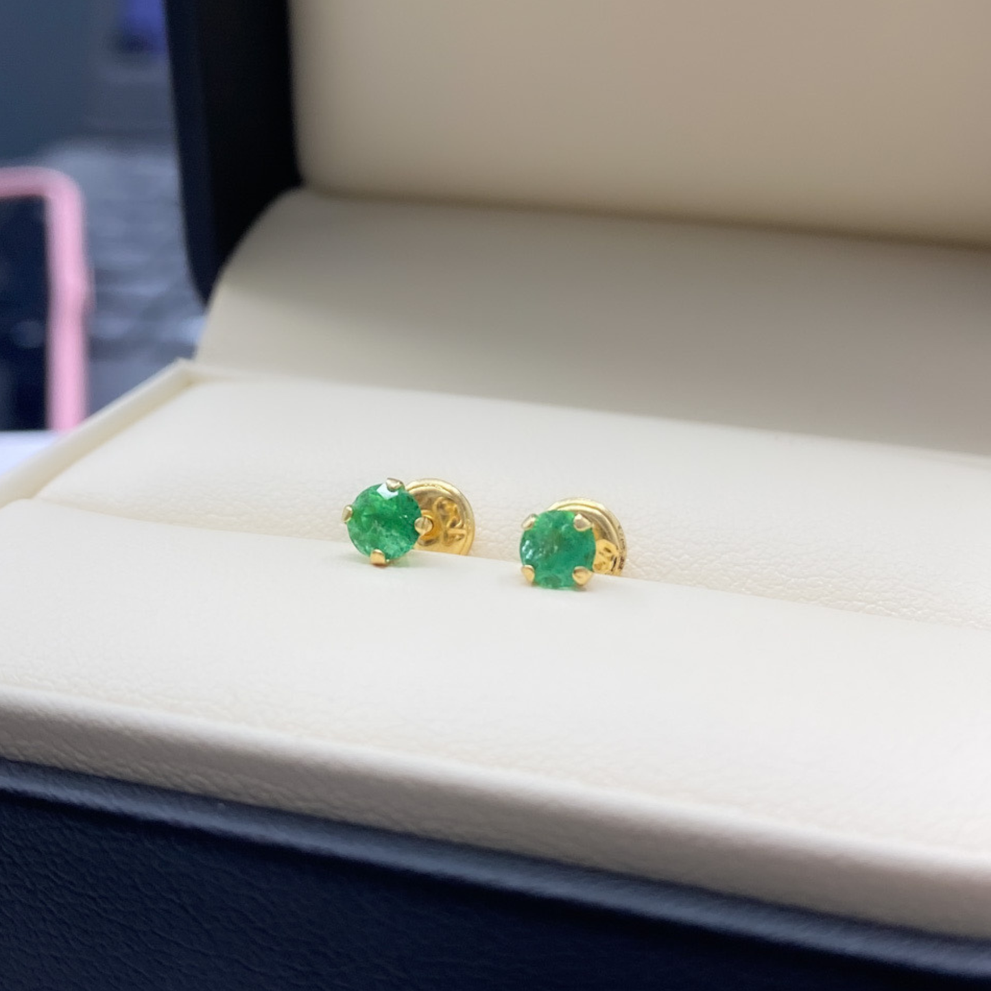 Topos con Esmeralda Natural en Oro 18K / 0.5 CT / 0,63 gr