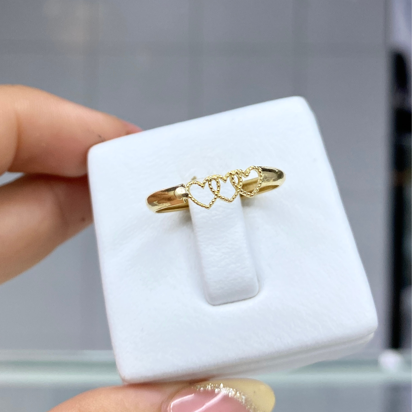 Anillo Tres Corazones en Oro 18K – Diseño Delicado y Romántico / 0,8 gr