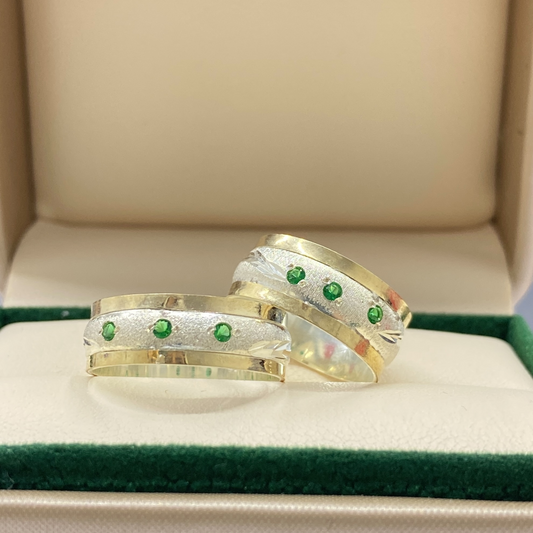 Argollas en Plata Ley 925 con Piedra Verde – Grabado y Estuche Incluidos