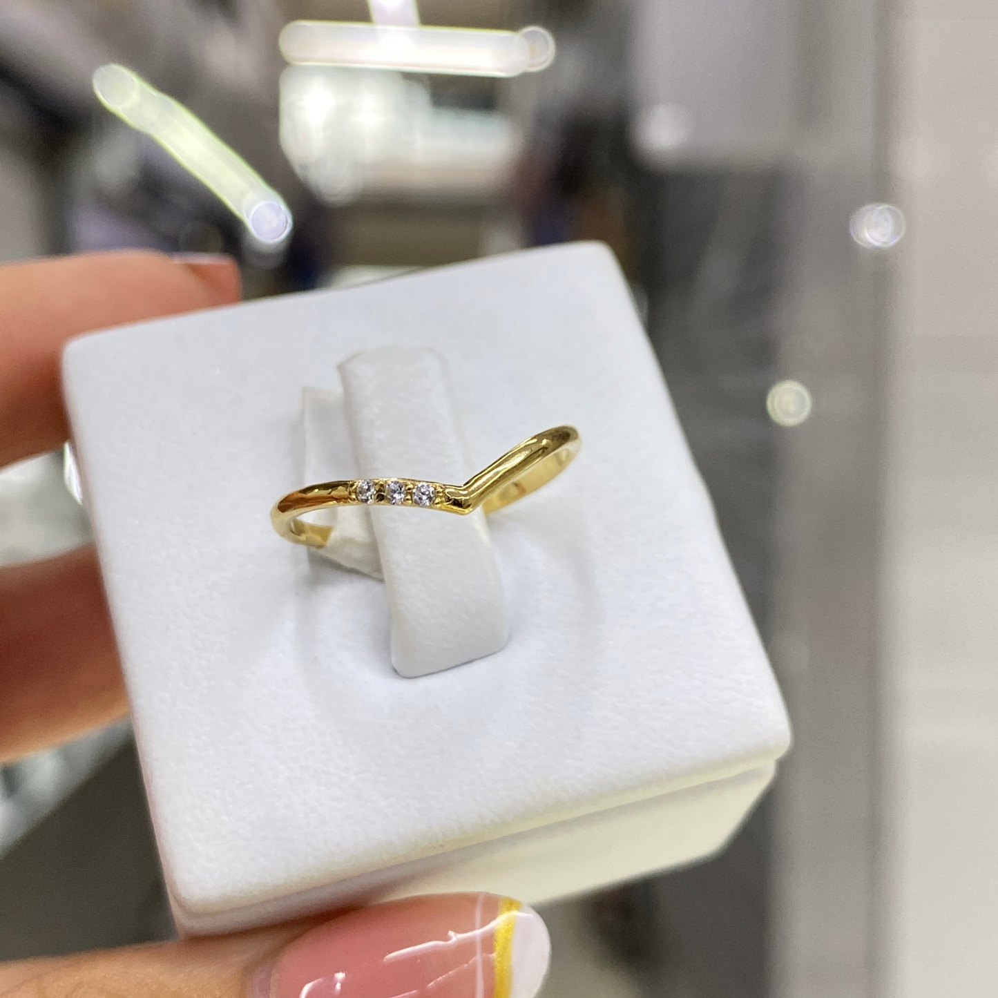 Anillo V Circón Oro 18K