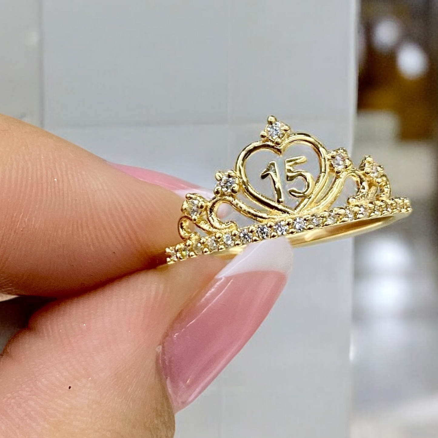 Anillo XV con corona y circon en oro 18K – Realeza y brillo