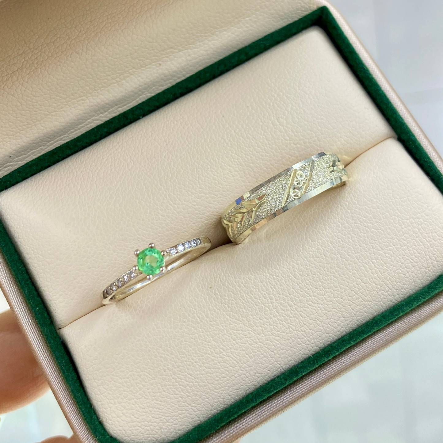Set de Argolla y Anillo con Esmeralda Plata 925 – Grabado y Estuche Incluidos