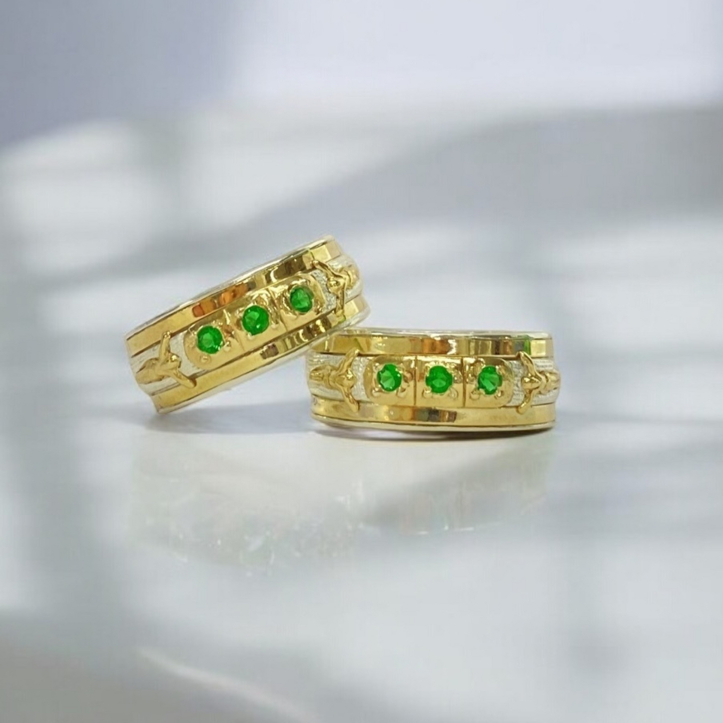 Argollas en Plata Ley 925 con Piedra Verde – Grabado y Estuche Incluidos