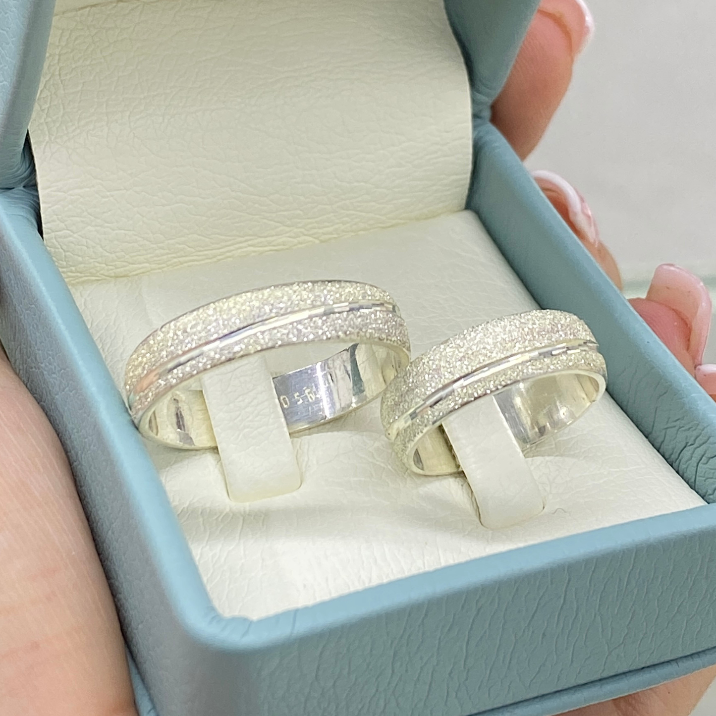 Argollas en Plata Ley 925 diamantada – Grabado y Estuche Incluidos