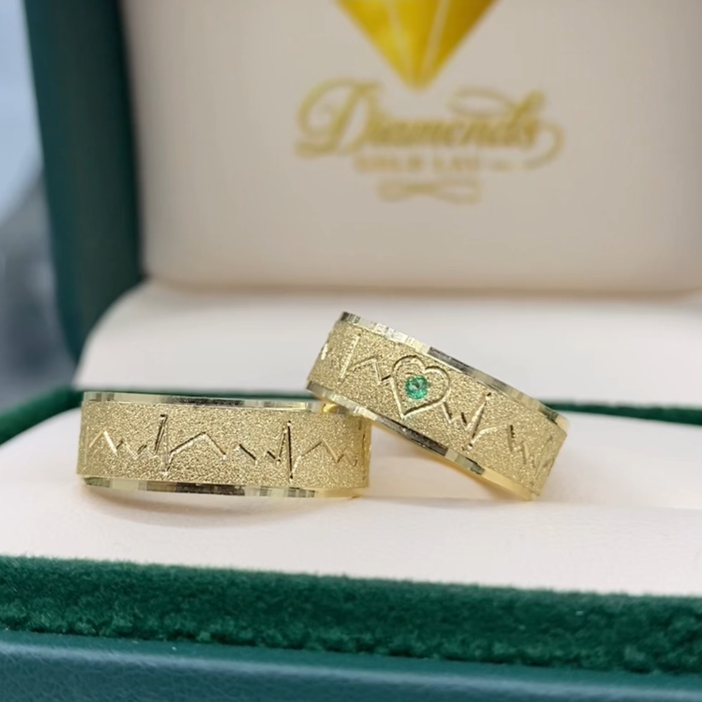 Argollas de Matrimonio Oro 18K Latido de Amor con Esmeralda / 7.5 gr