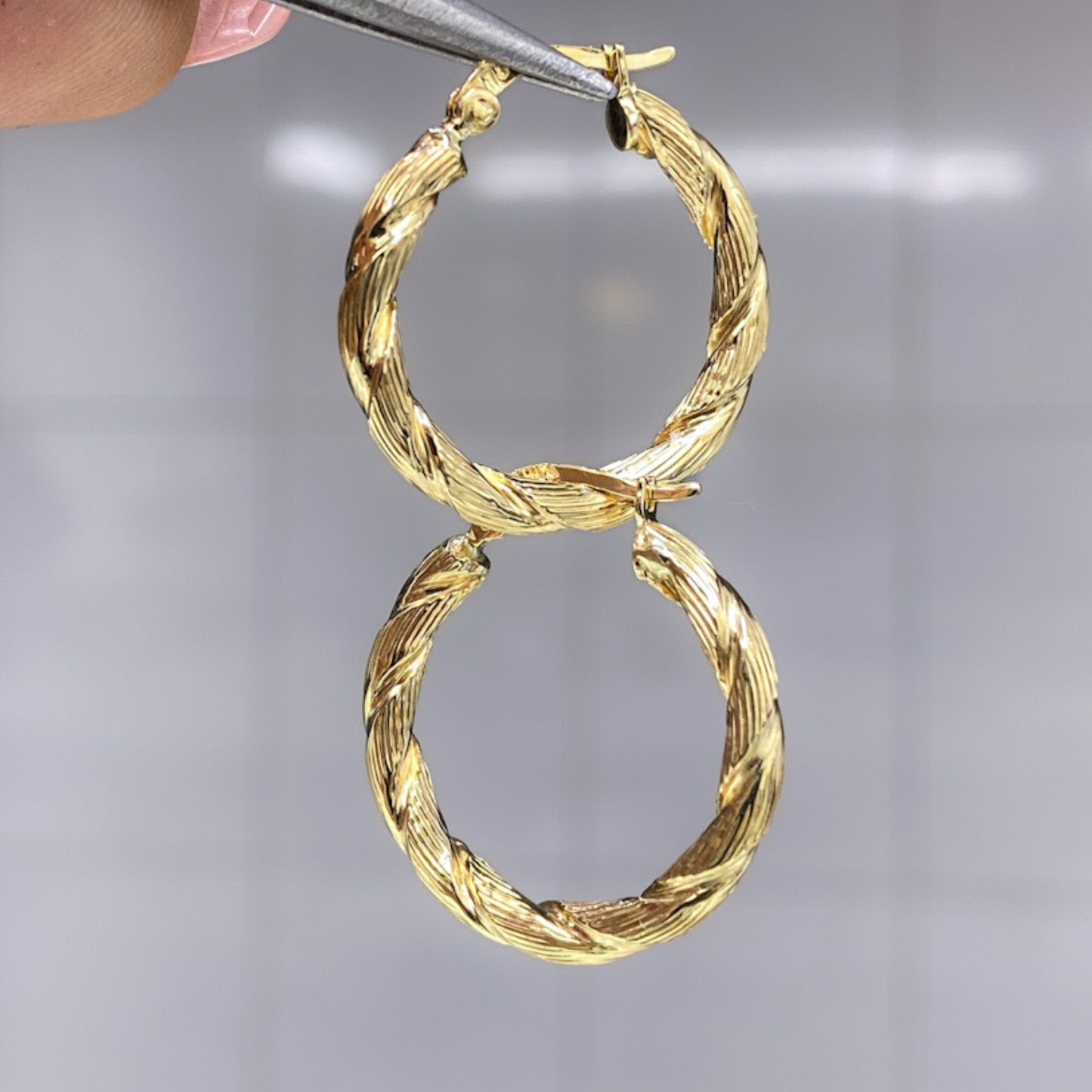 Candonga Trenzada en Oro 18K – Diseño Elegante y Moderno / 1,85 gr