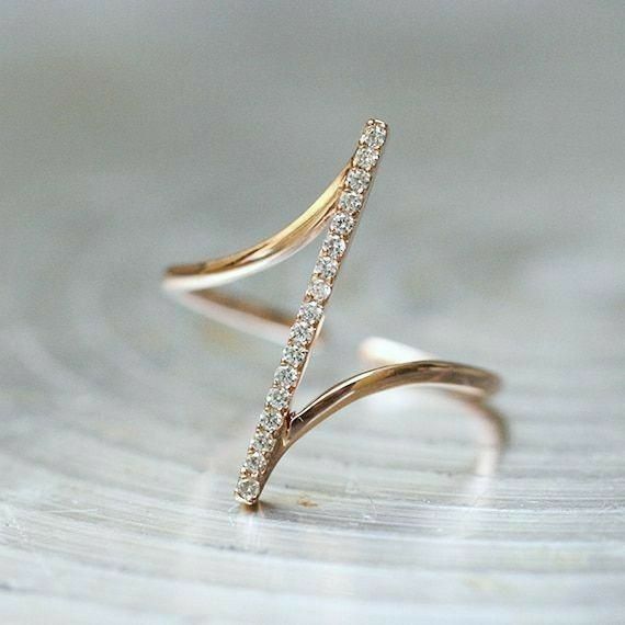 Anillo V Curve en Oro 18K con Circones