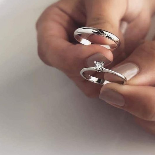 Set de Argolla y Anillo en Plata Ley 925 con Circones Blanco – Grabado Incluido