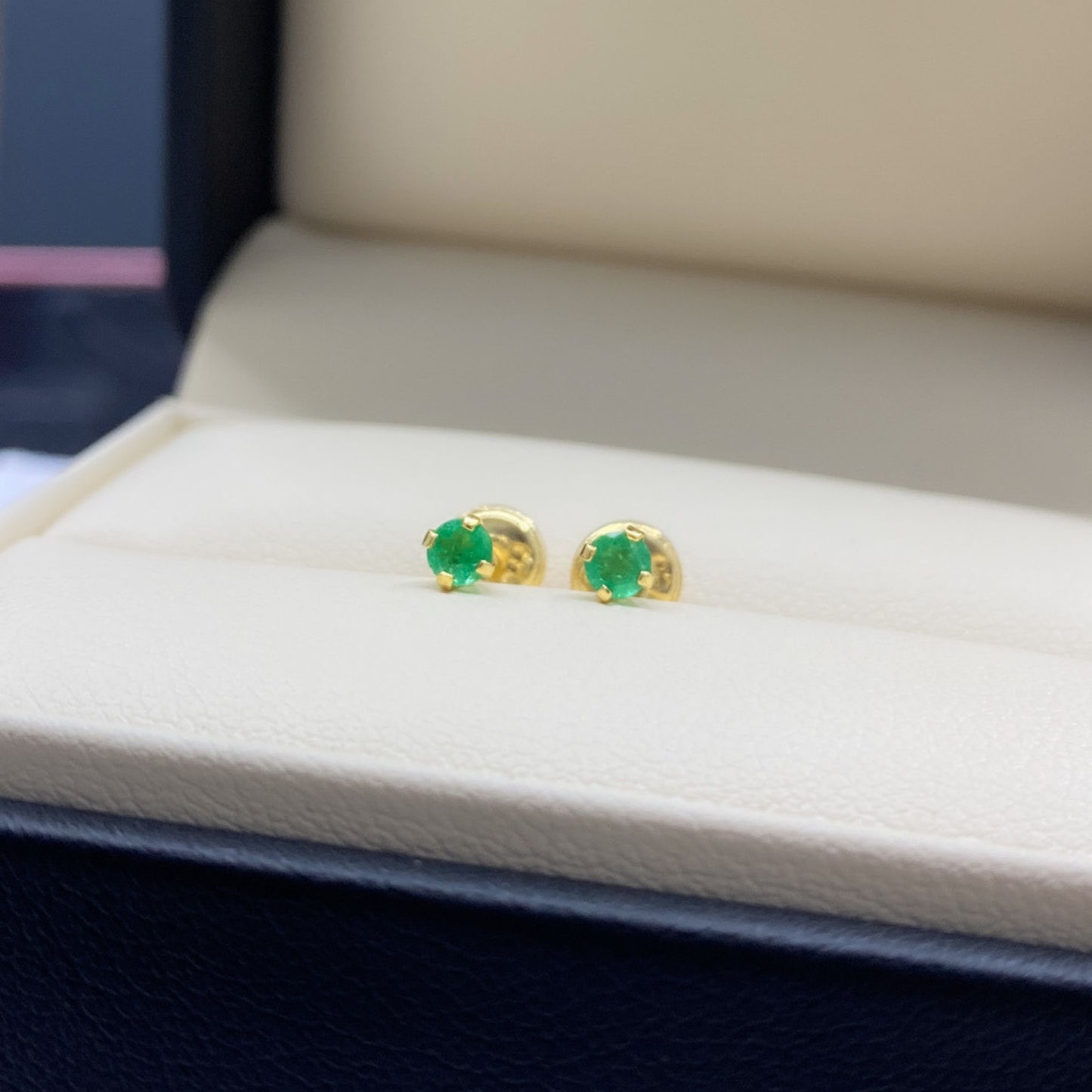 Topos con Esmeralda Natural en Oro 18K / 0.23 CT / 0,47 gr