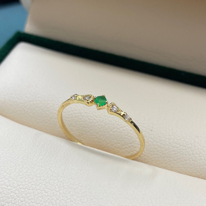 Anillo Delicado con Esmeralda en Oro 18K