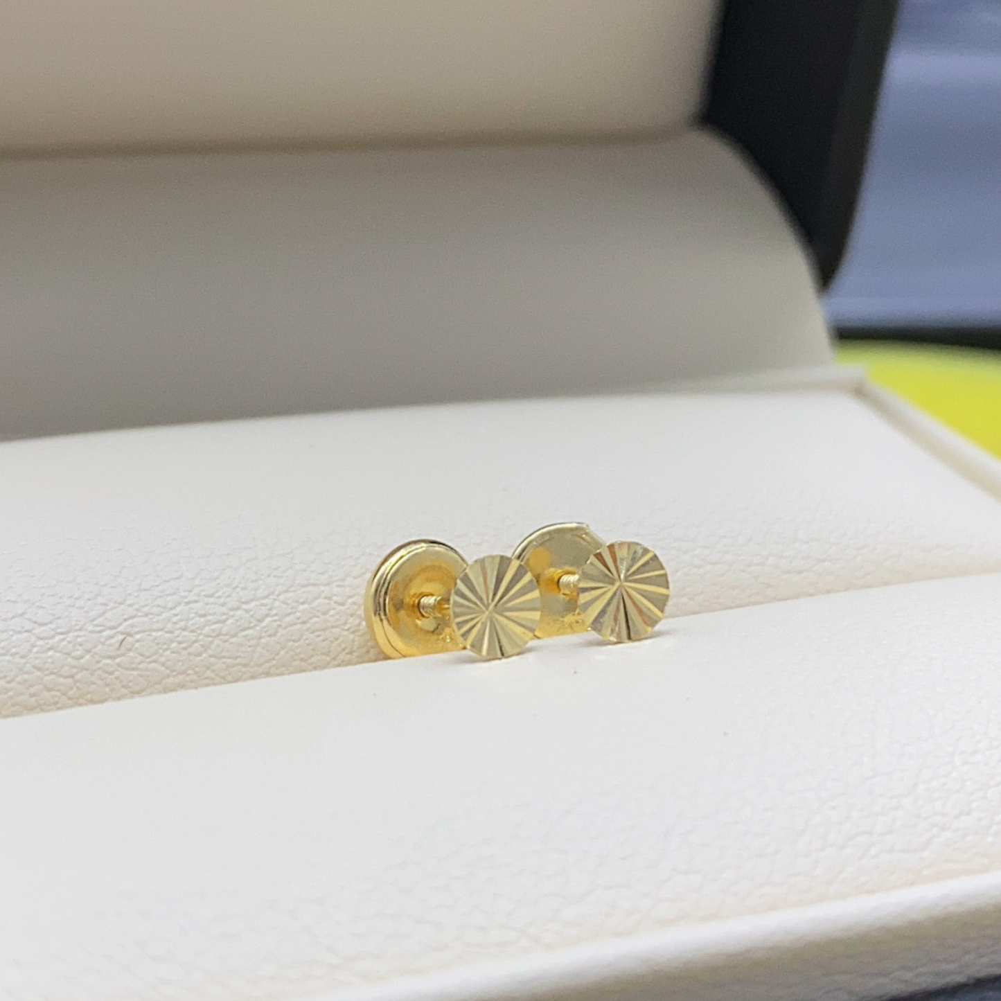 Topos Redondos Diamantados en Oro 18K | Aretes Clásicos / 0,45 gr