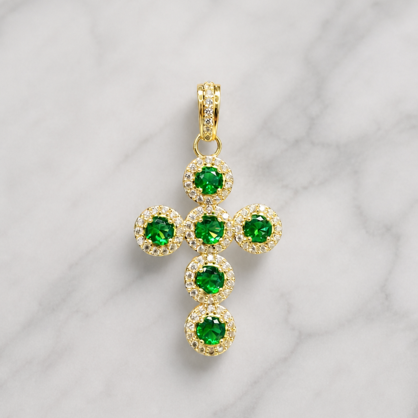 Dije Cruz con Piedras Verdes en Oro 18K – Diseño Elegante 3,15 gr