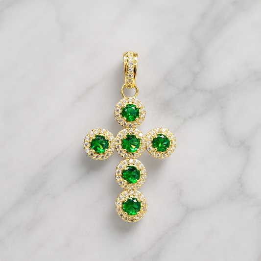 Dije Cruz con Piedras Verdes en Oro 18K – Diseño Elegante 3,15 gr