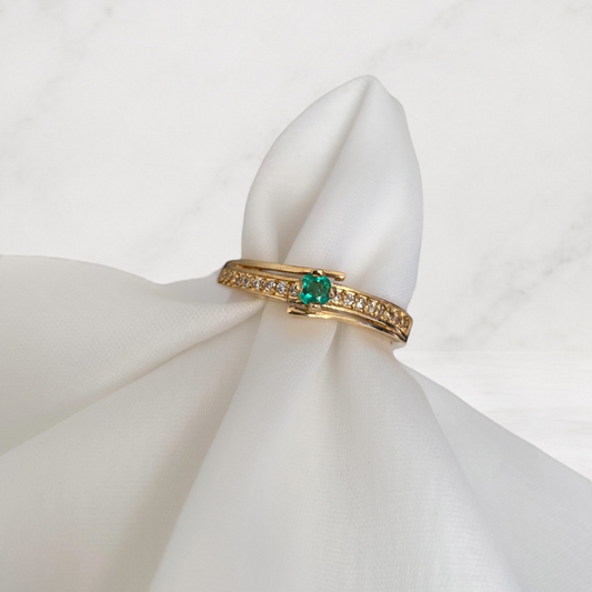 Anillo Elegance Oro 18K con Esmeralda y Circones / 2,6 gr 0.10 CT