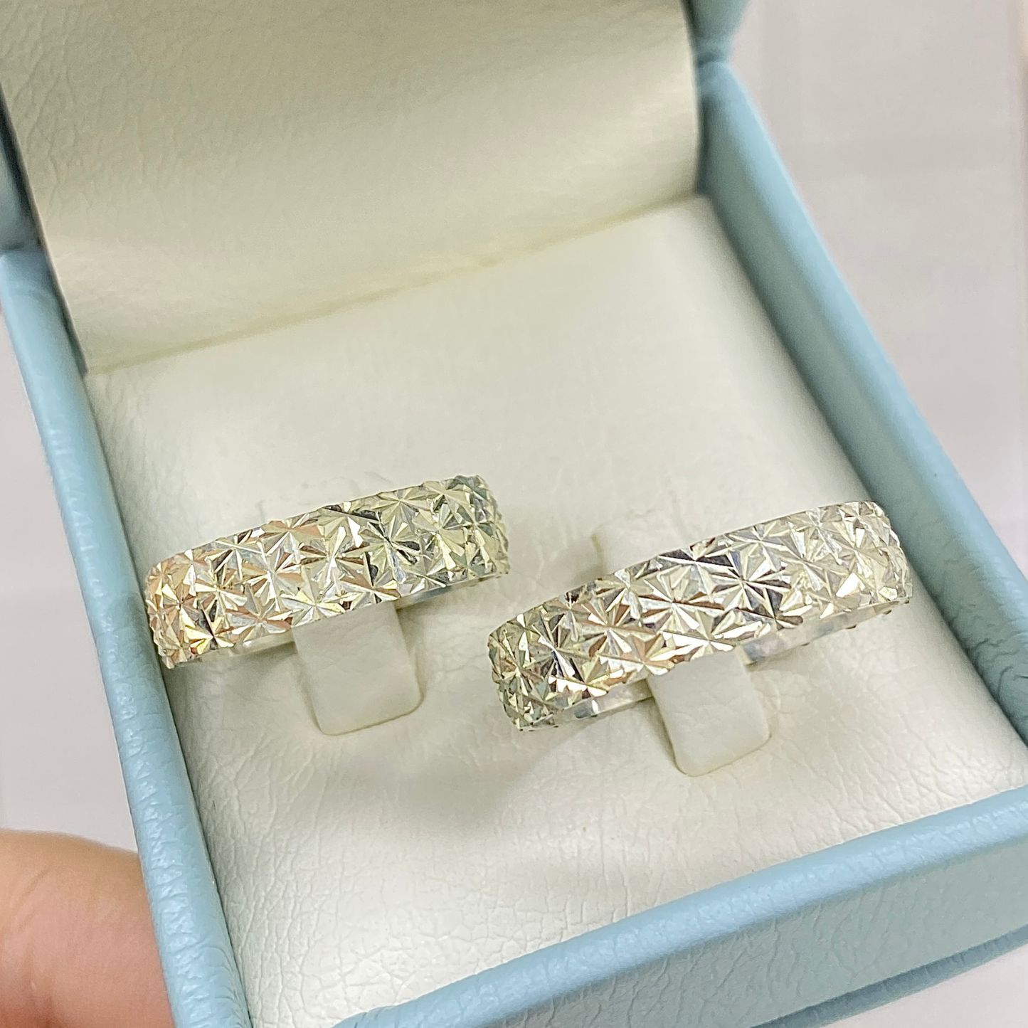 Argollas en Plata Ley 925 diamantada – Grabado y Estuche Incluidos