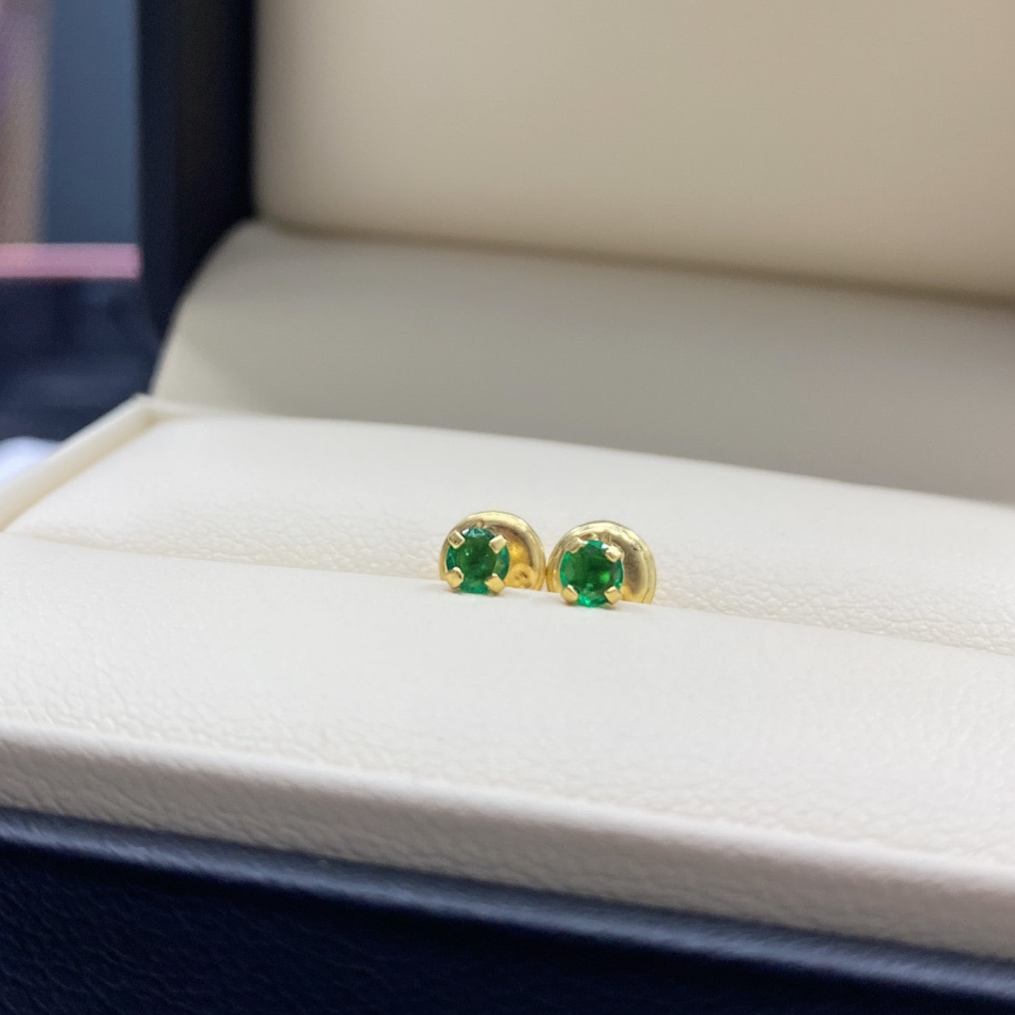 Topos con Esmeralda Natural en Oro 18K / 0.16  CT / 0,47 gr
