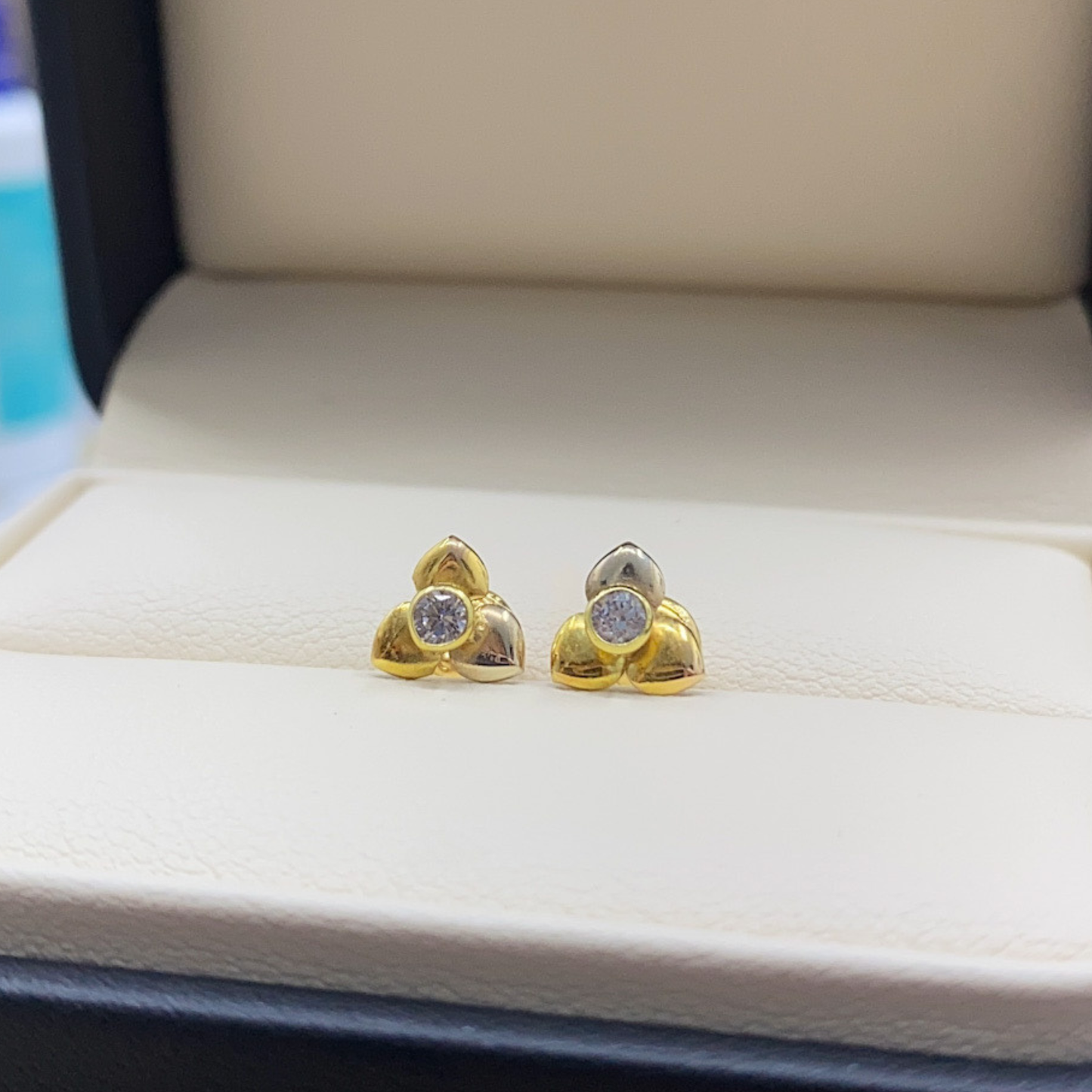 Topos Flor con Circón en Oro 18K | Tres Oros / 0,69 gr