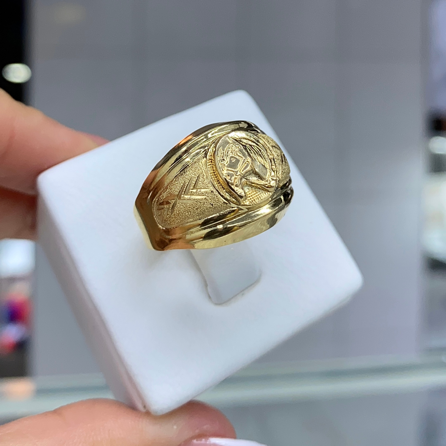 Anillo de Caballo Oro 18K /  3,95 gr / Diseño Exclusivo