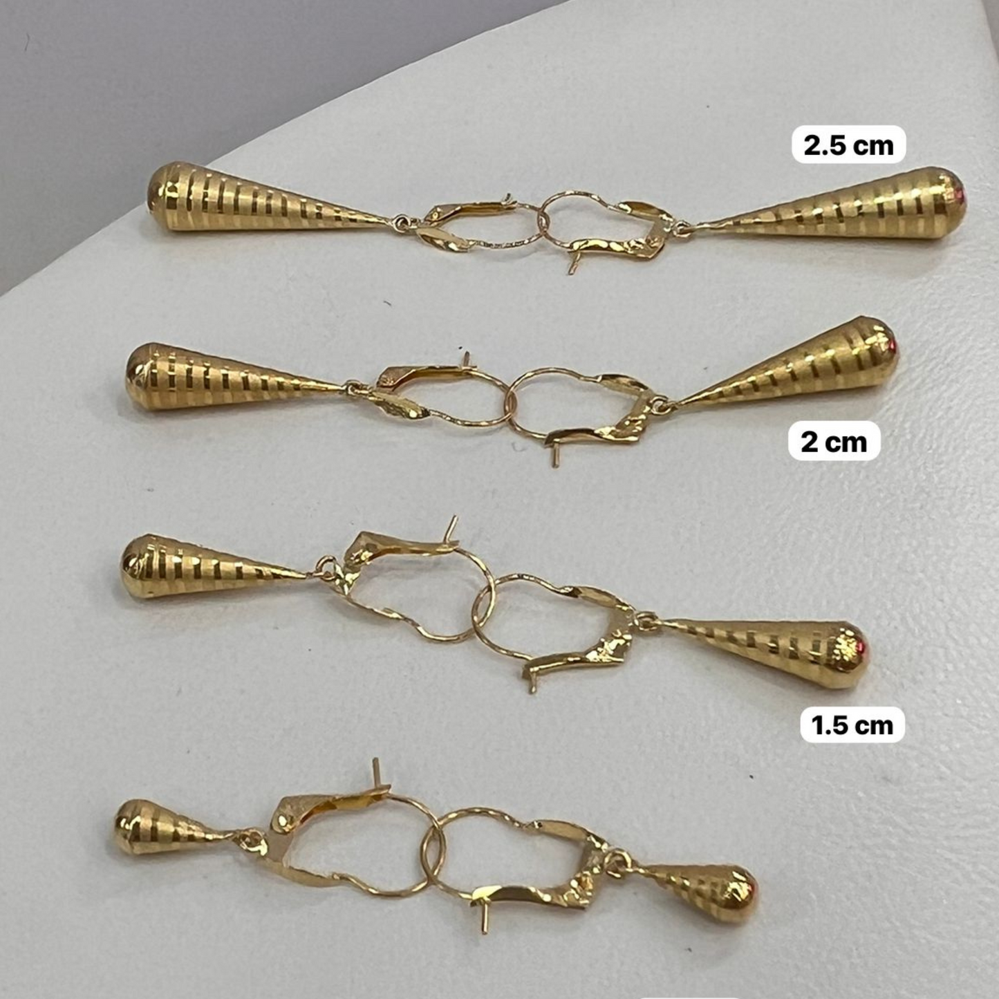 Aretes tipo lágrima en oro 18k – Elegancia que destaca