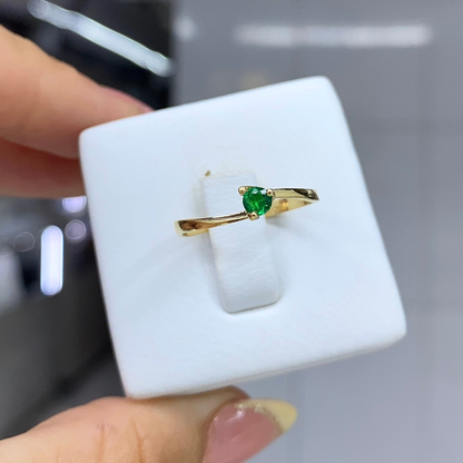 Anillo Solitario en Oro 18K con Esmeralda Natural de Alta Calidad – 10 PTS / 1.2 gr