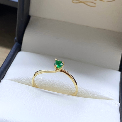 Anillo Solitario en Oro 18K con Esmeralda Natural de Alta Calidad – 10 PTS / 1.2 gr