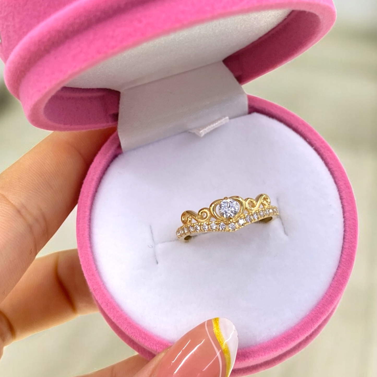 Anillo XV con corona y circon en oro 18K – Realeza y brillo