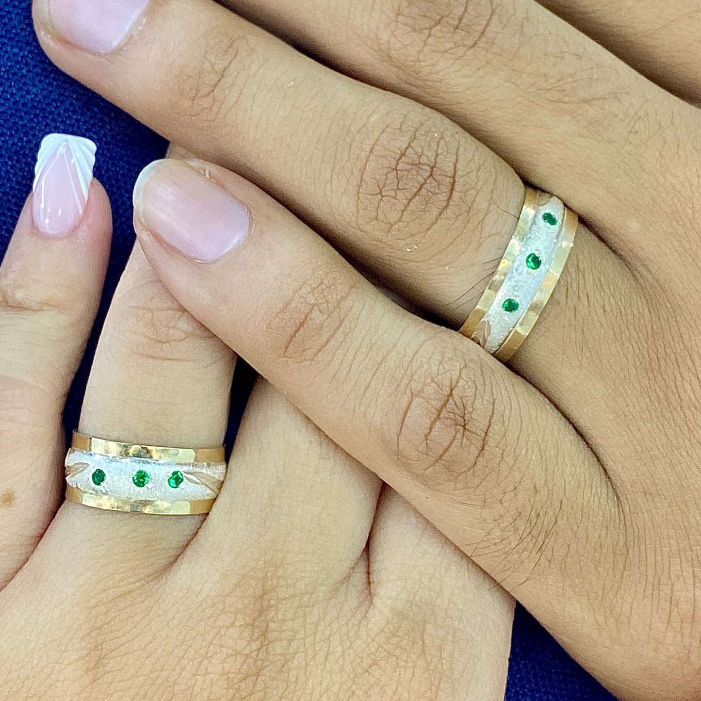 Argollas en Plata Ley 925 con Piedra Verde – Grabado y Estuche Incluidos