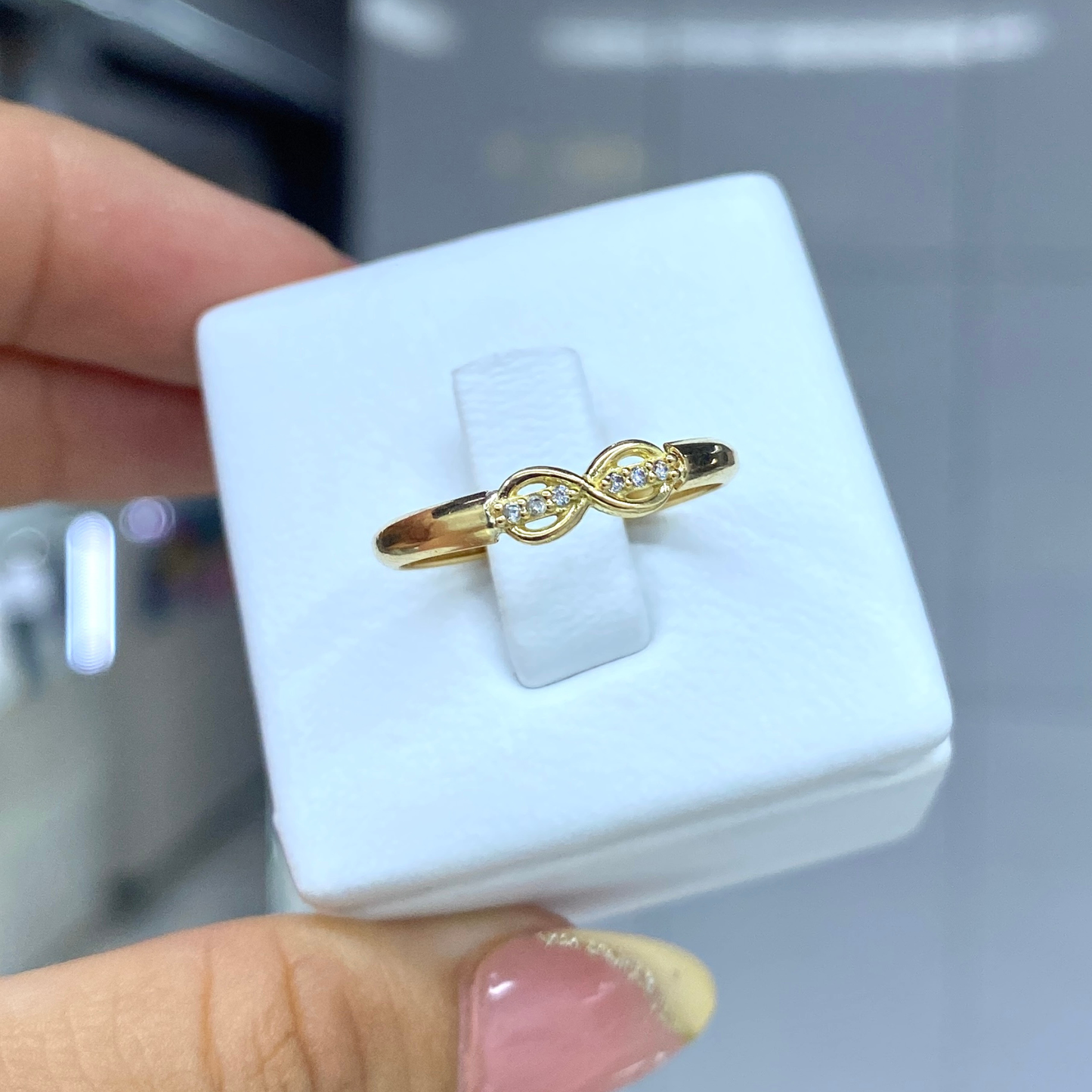 Anillo Infinito en Oro 18K con Zirconias – Símbolo de Amor Eterno / 0.9 gr
