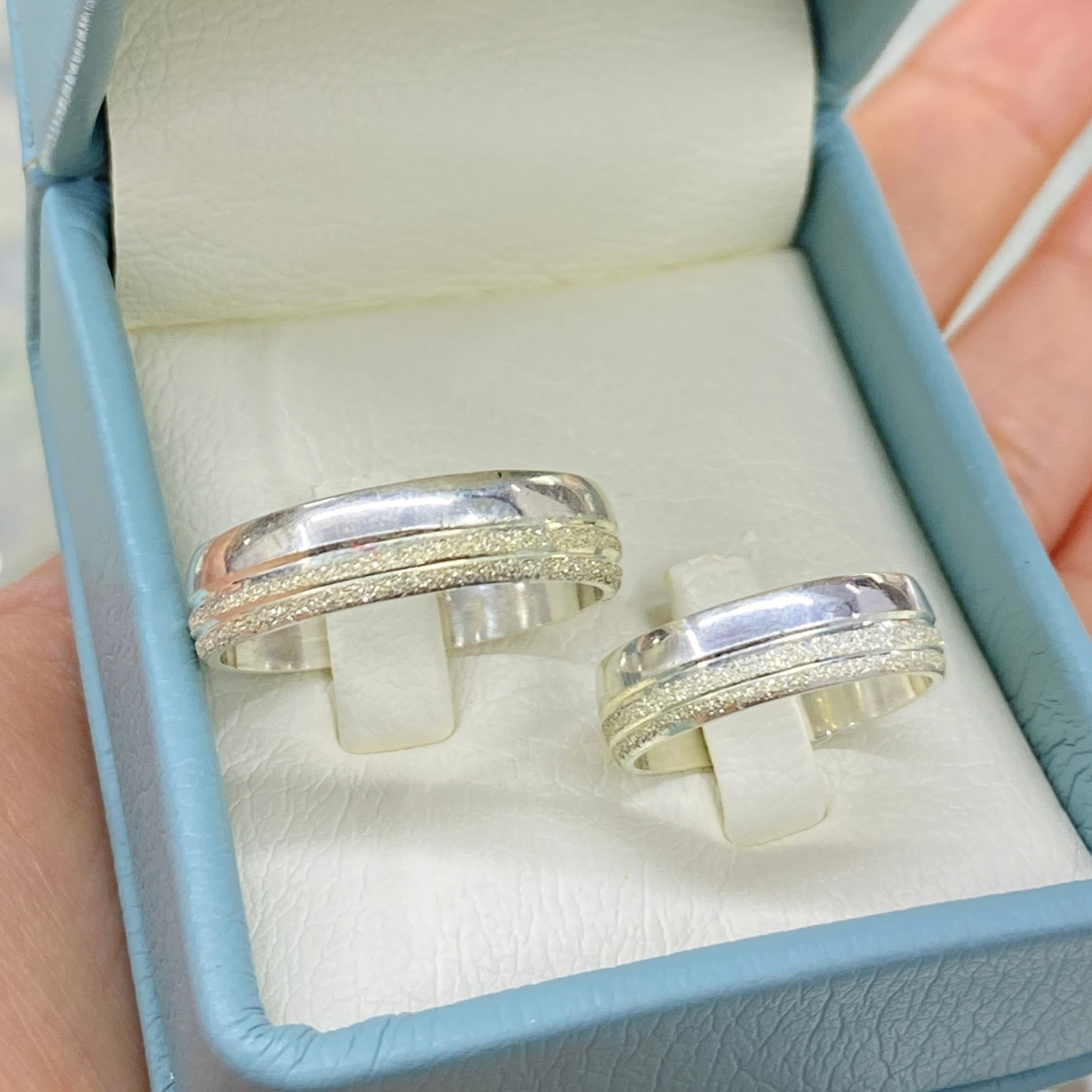 Argollas en Plata Ley 925 diamantada – Grabado y Estuche Incluidos