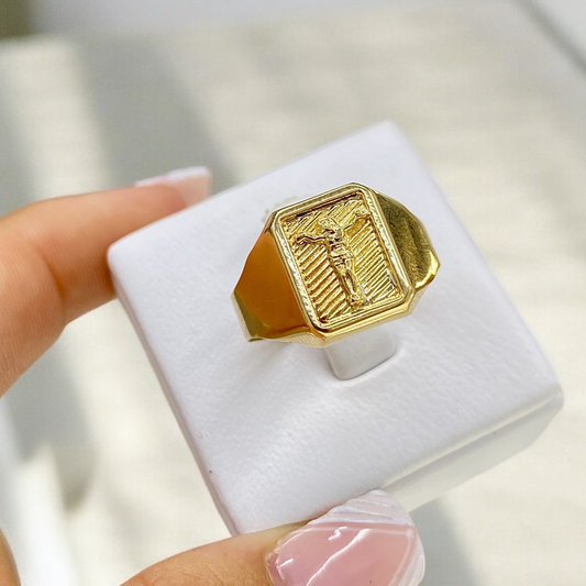Anillo de Caballero con Cristo en Oro 18K – Fuerza y Fe