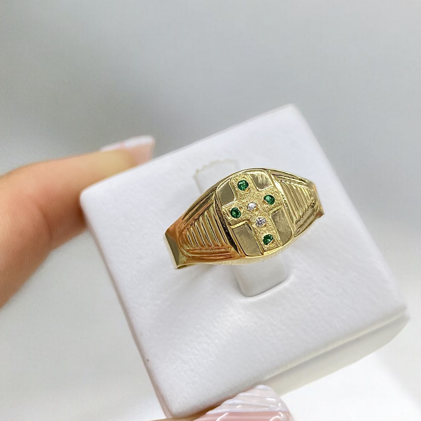 Anillo de Caballero Cruz Oro 18K con Piedras Verdes y Blancas