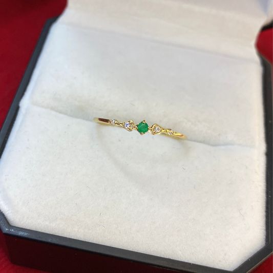 Anillo Delicado con Esmeralda en Oro 18K