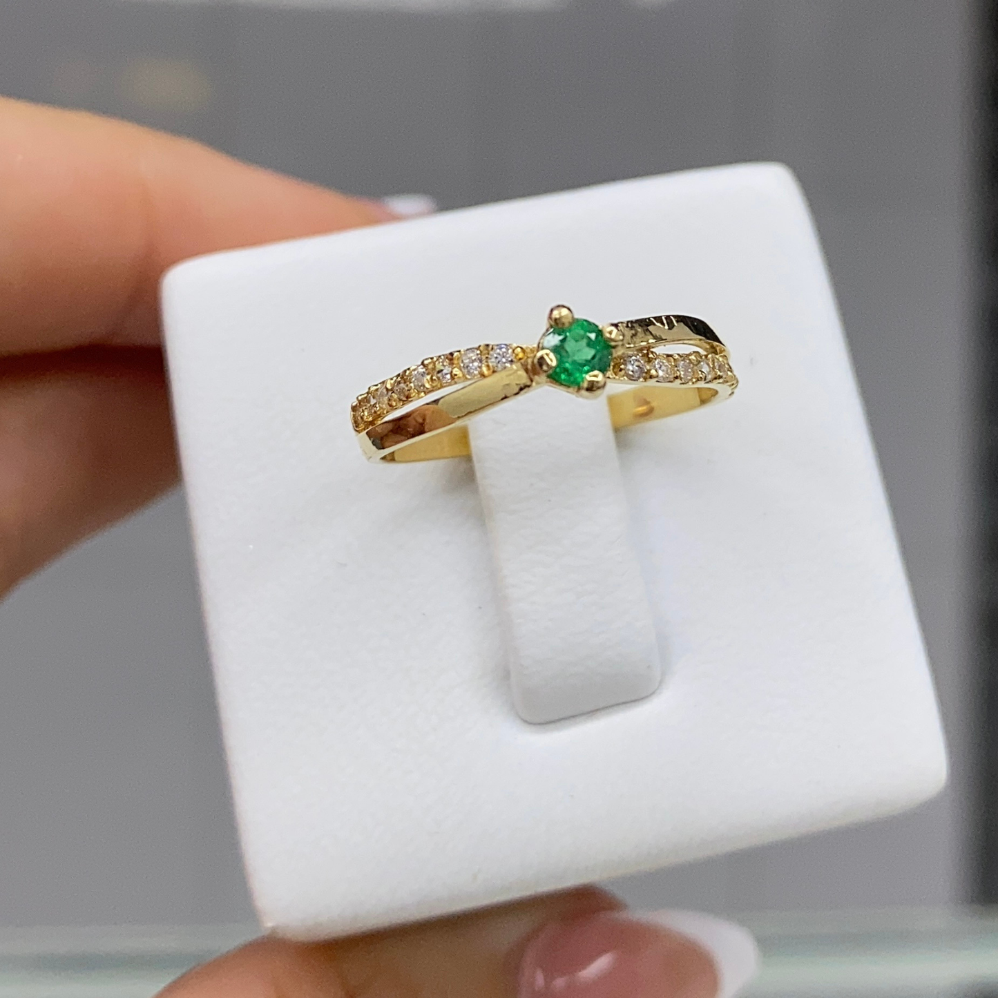 Anillo Solitario en Oro 18K con Esmeralda Natural  – 15 PTS / 1.8 gr
