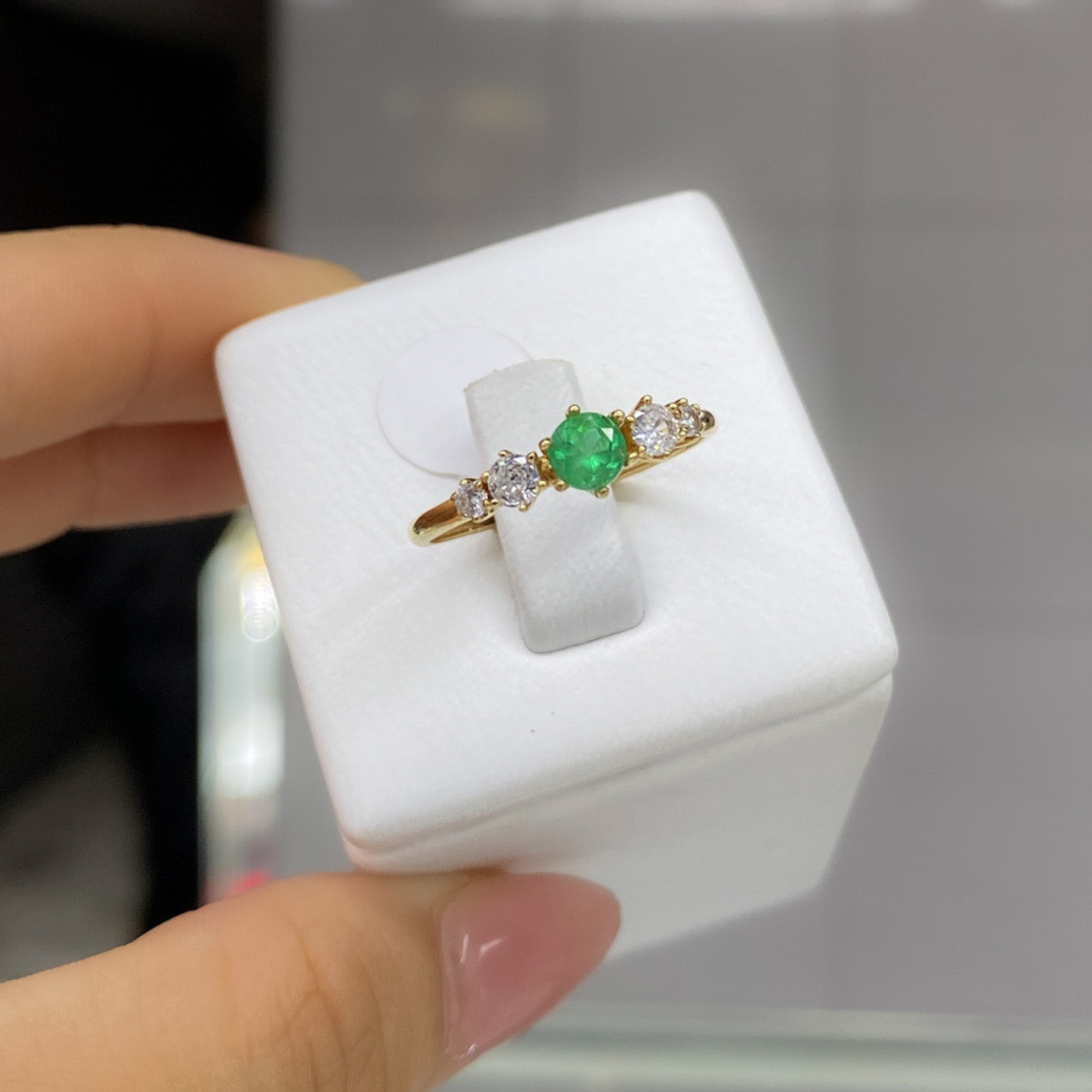 Anillo con Esmeralda Natural y Circones en Oro 18K – Diseño Elegante y Delicado / 0,35 CT /