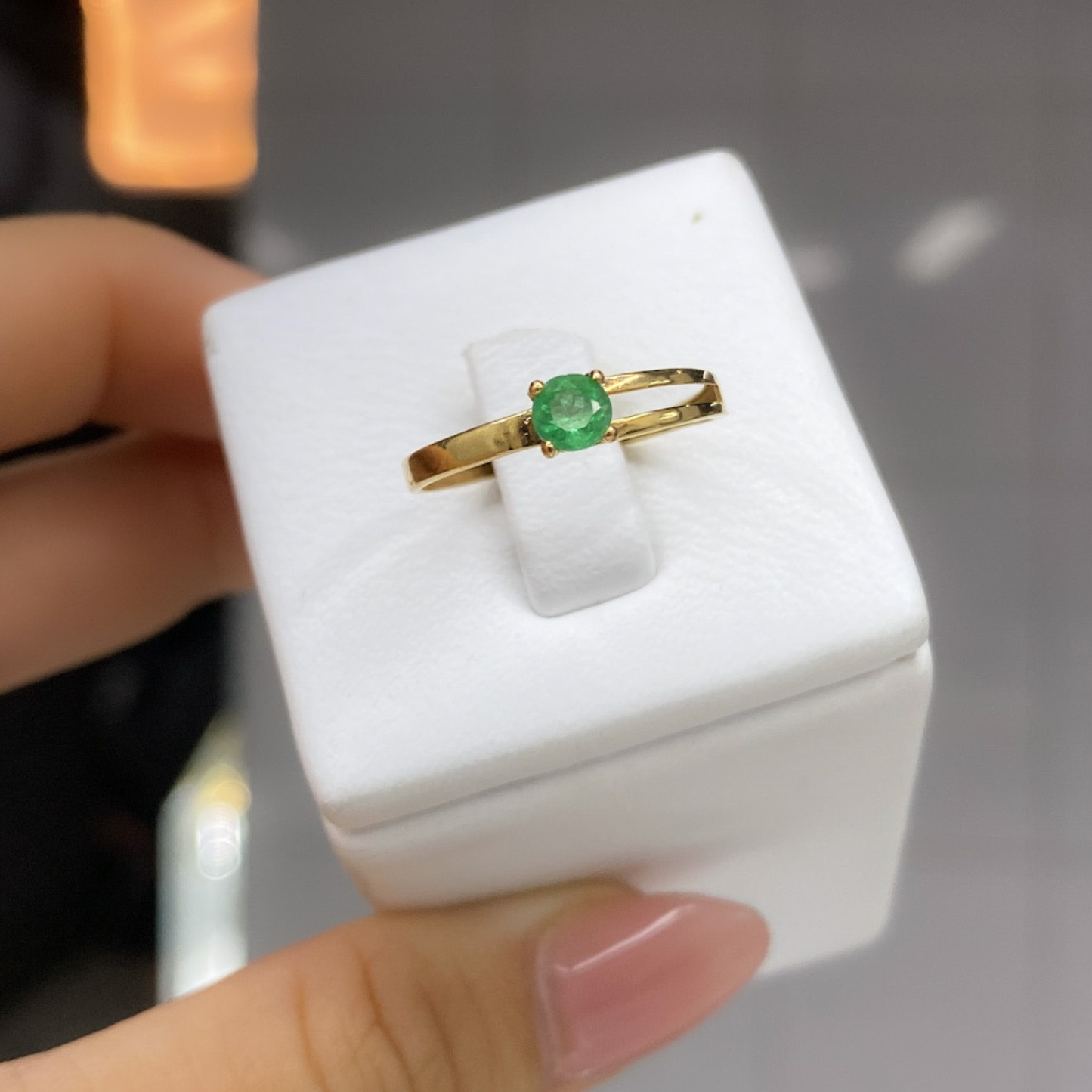 Anillo Solitario con Esmeralda Natural en Oro 18K – Diseño Clásico / 0.95 gr / 0.27 CT