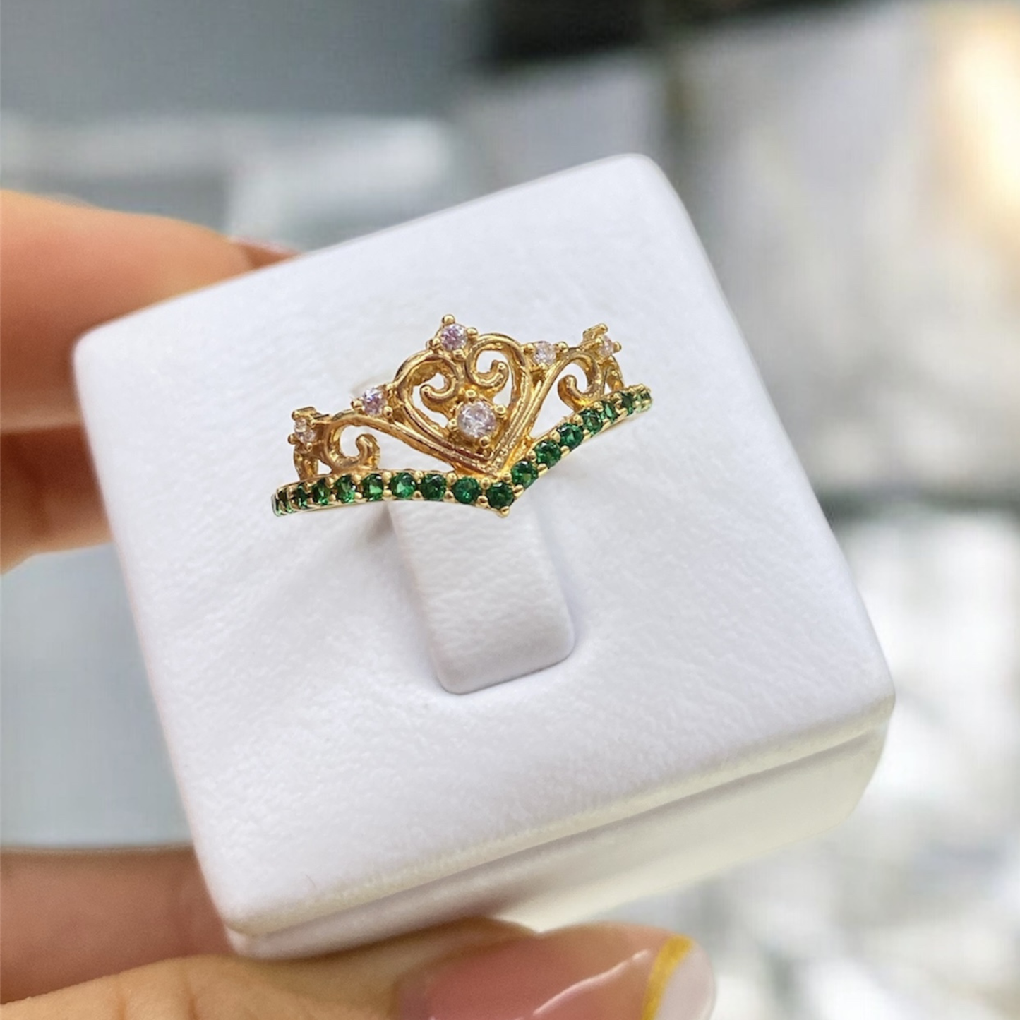 Anillo XV con corona y circon en oro 18K – Realeza y brillo