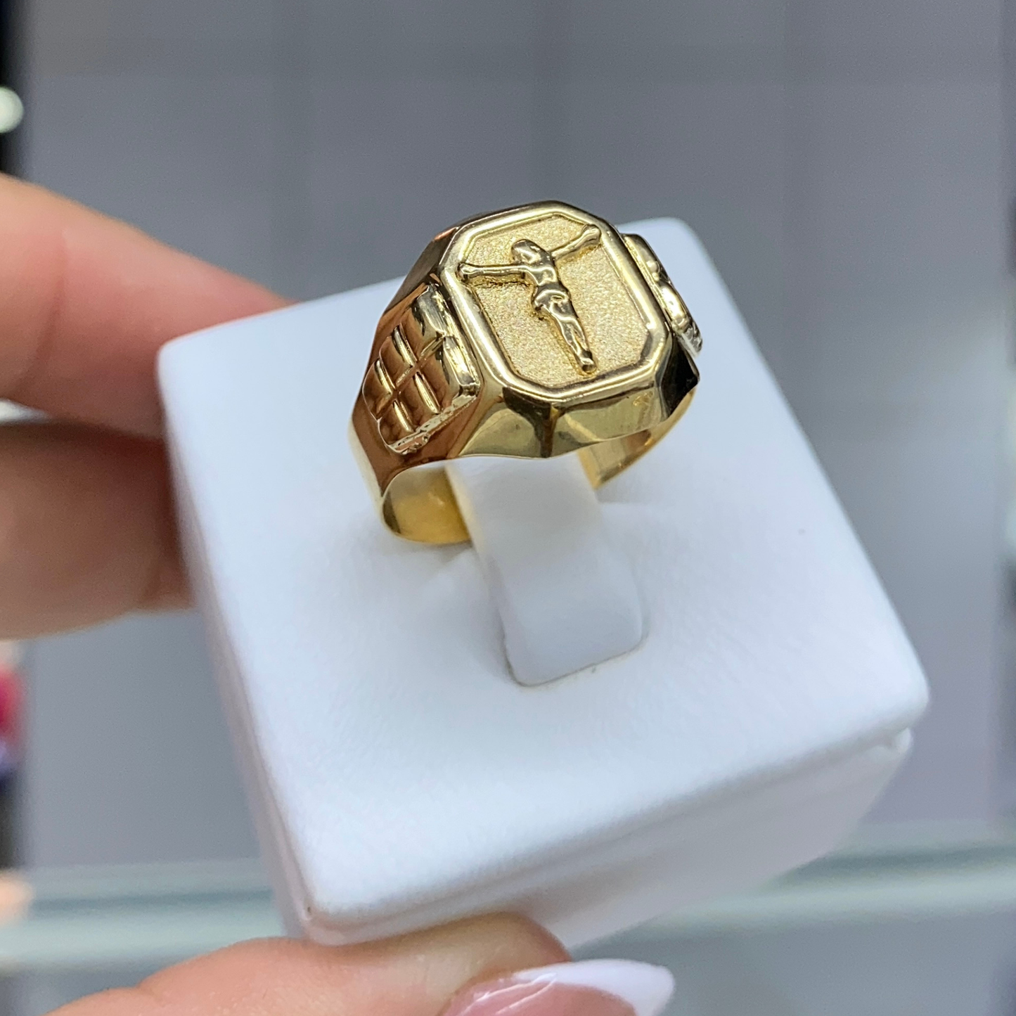 Anillo Cristo / 3,7 gr / Oro 18K