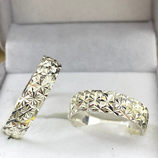 Argollas en Plata Ley 925 diamantada – Grabado y Estuche Incluidos