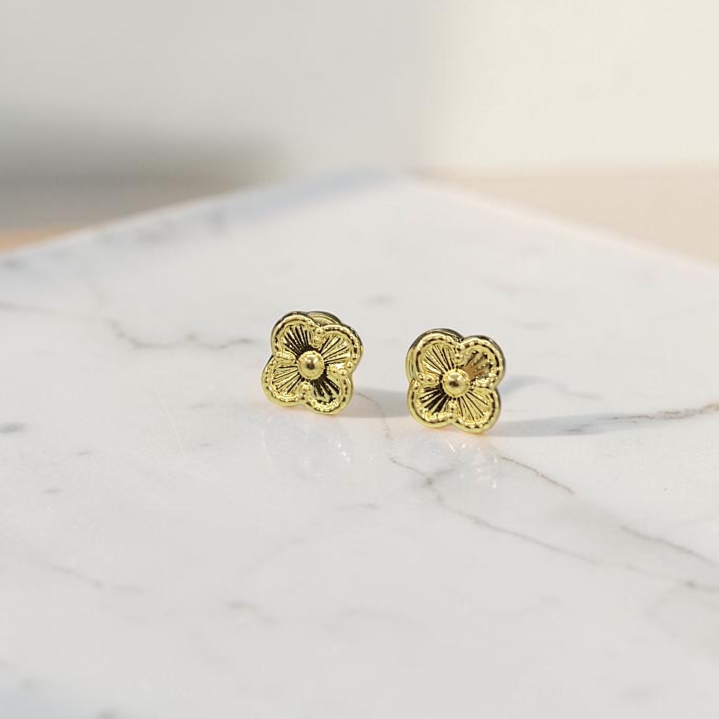 Topos Trébol Dorado VC en Oro 18K | Aretes Elegantes / 0,70 gr