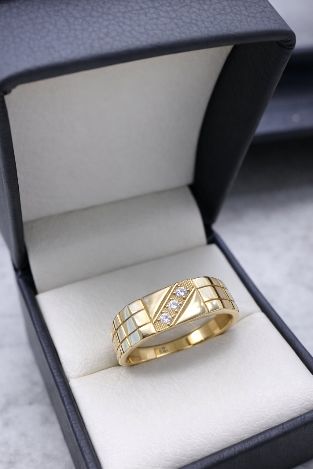 Anillo Tres Piedras Oro 18K / 4,32 gr