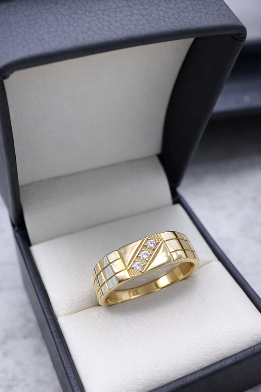 Anillo Tres Piedras Oro 18K / 4,32 gr