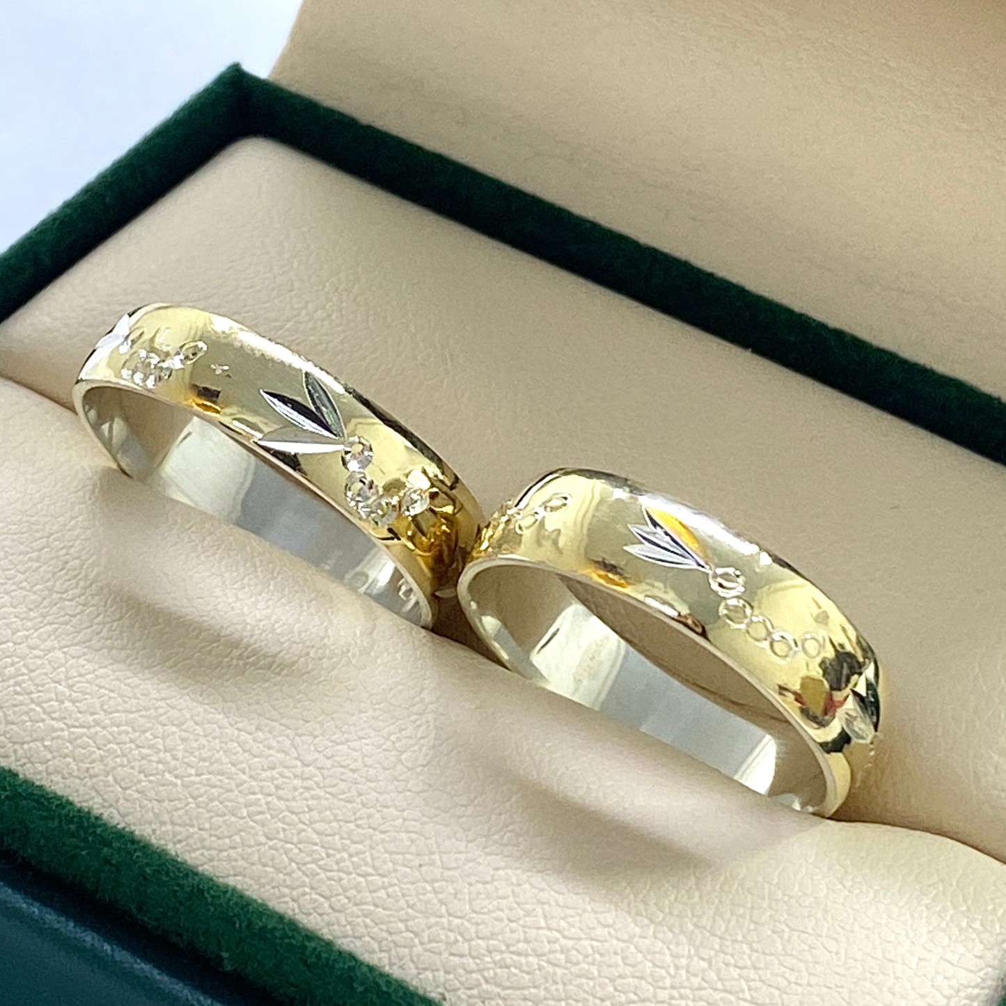 Argollas en Plata 925 con Enchape de Oro – Grabado y Estuche Incluidos